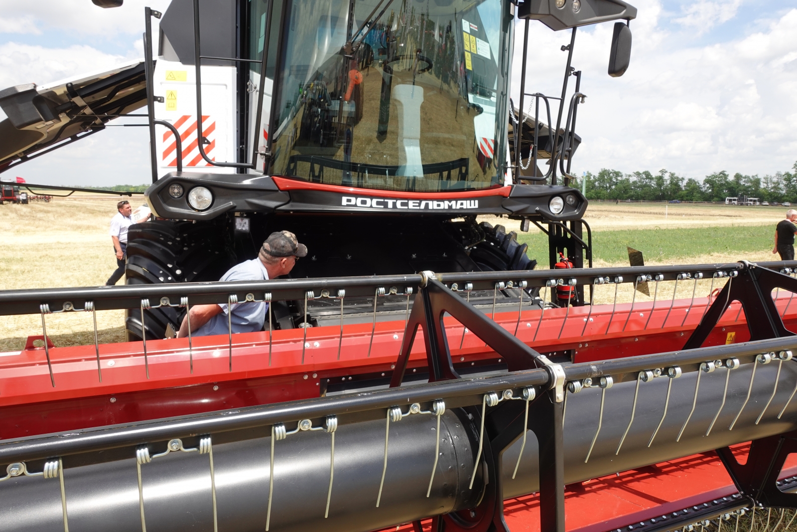 Есть, чем удивить: Ростсельмаш показал новинки на Дне донского поля |  agrobook.ru