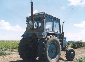 Рисунок 2. Лазерная установка, навешенная на трактор для обработки посевов в поле