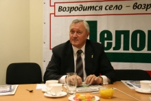 «Национальное достояние – это не только газовые скважины, но и метр гумуса на полях юга России» Гость «Крестьянина» – председатель совета директоров банка «Центр-инвест» доктор экономических наук, профессор В.В. Высоков