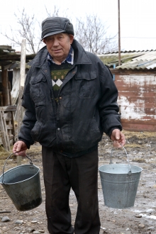 Алексею Максимовичу Шатерникову 74 года. Из них более сорока лет он проработал в местном колхозе «Путь Ленина» и всё время в животноводстве