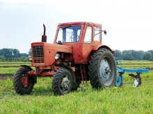 Жительнице Хакасии подарили трактор за спасение села